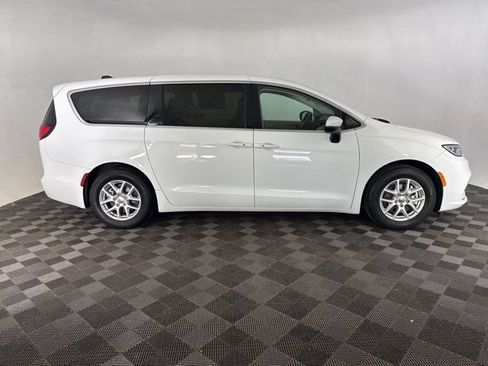 Used 2023 Chrysler Pacifica Touring-L FWD image 5