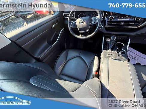 Used 2021 Toyota Highlander XLE AWD/4WD image 12