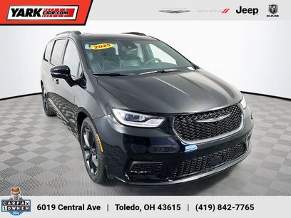 Used 2025 Chrysler Pacifica Limited