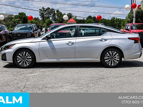 Used 2024 Nissan Altima 2.5 SV FWD image 10