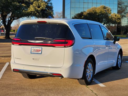 Used 2025 Chrysler Pacifica Select image 6