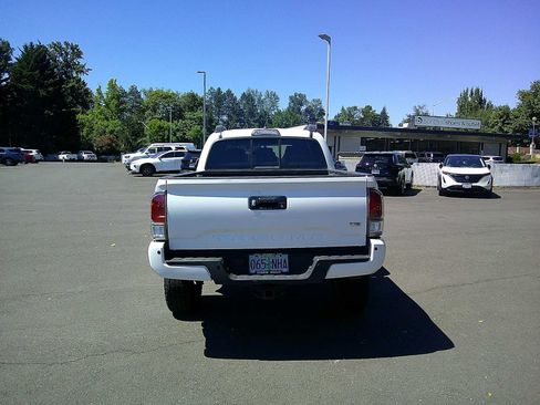 Used 2016 Toyota Tacoma TRD Sport AWD/4WD image 4