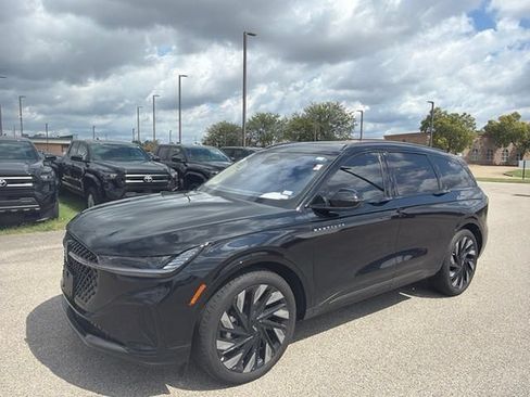 Used 2025 Lincoln Nautilus Reserve AWD/4WD image 3