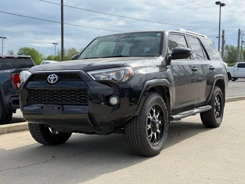 Used 2018 Toyota 4Runner SR5 AWD/4WD image 2