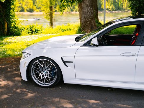 Used 2017 BMW M3 RWD image 9