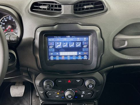 Used 2018 Jeep Renegade Latitude image 22