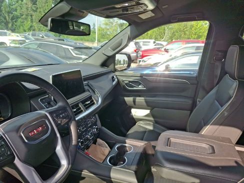 Used 2024 GMC Yukon XL SLT w/ SLT Luxury Package AWD/4WD image 11