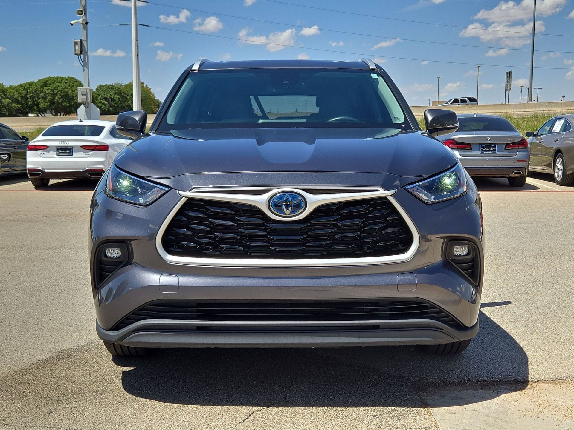 Used 2023 Toyota Highlander XLE AWD/4WD image 10