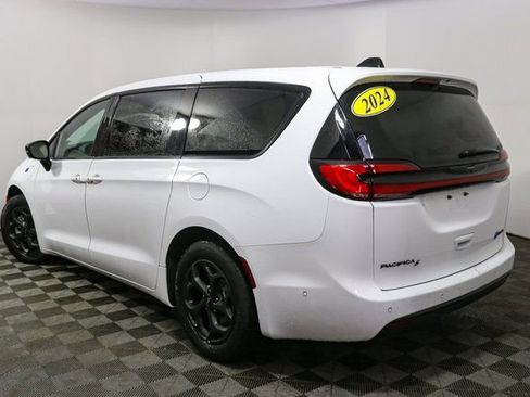 Used 2024 Chrysler Pacifica Select image 7