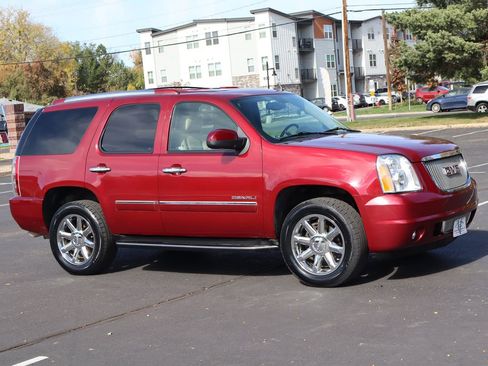 Used 2011 GMC Yukon Denali image 2