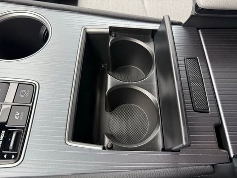 Used 2025 Toyota Sienna LE image 53