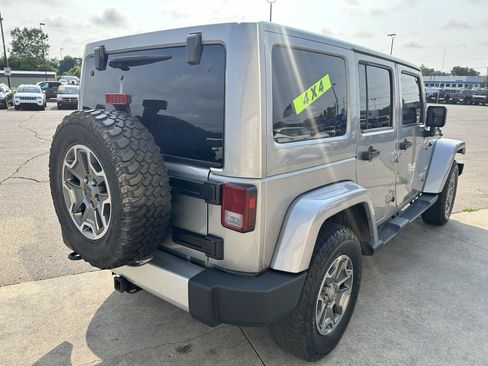 Used 2013 Jeep Wrangler Unlimited Sahara w/ Dual Top Group AWD/4WD image 7