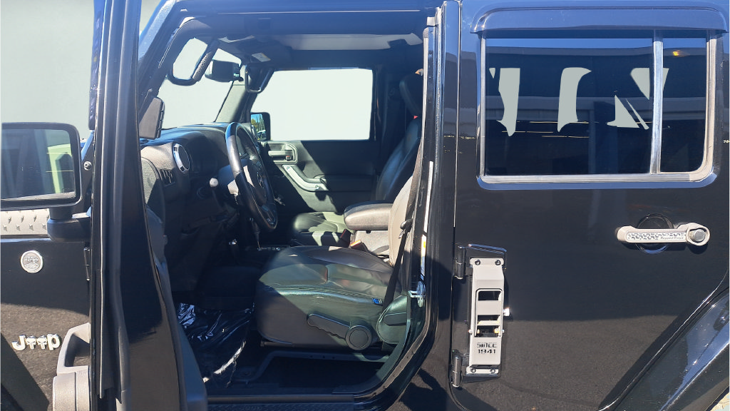 Used 2015 Jeep Wrangler Unlimited Sahara w/ Max Tow Package AWD/4WD image 9