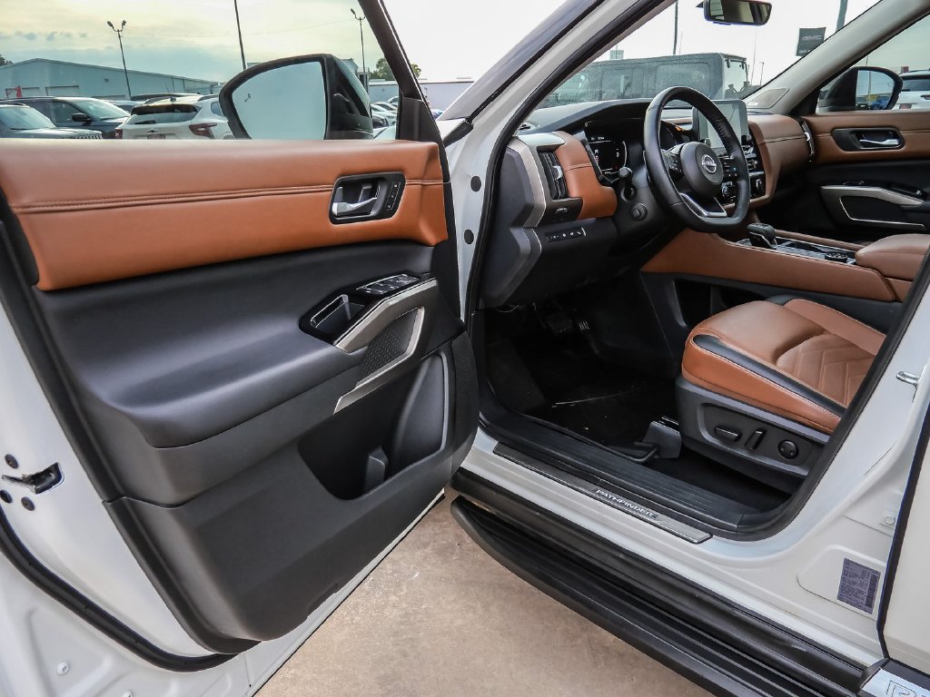 Used 2024 Nissan Pathfinder Platinum w/ Lighting Package (N93) AWD/4WD image 36