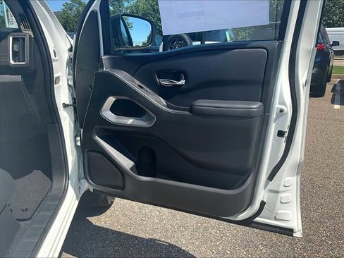 Used 2025 Nissan Frontier SV image 12