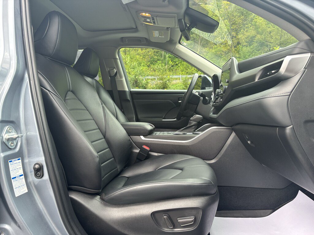 Used 2022 Toyota Highlander XLE AWD/4WD image 38