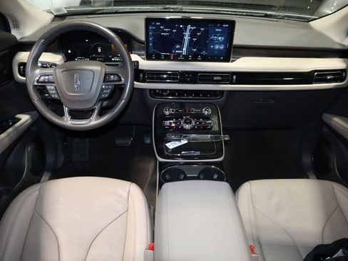 Used 2021 Lincoln Nautilus Reserve image 11