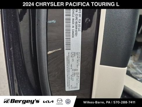 Used 2024 Chrysler Pacifica Touring-L FWD image 31