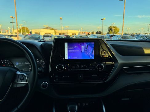 Used 2025 Toyota Highlander LE image 18