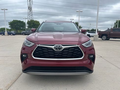 Used 2025 Toyota Highlander Platinum image 2