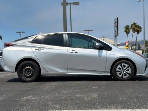 Used 2016 Toyota Prius Four w/ Advanced Technology Package FWD image 3