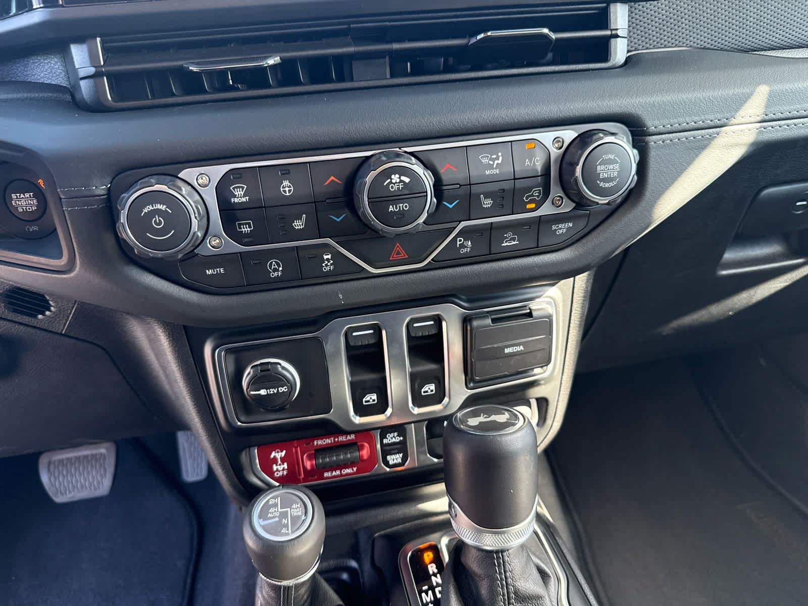 Used 2026 Jeep Wrangler Rubicon AWD/4WD image 25