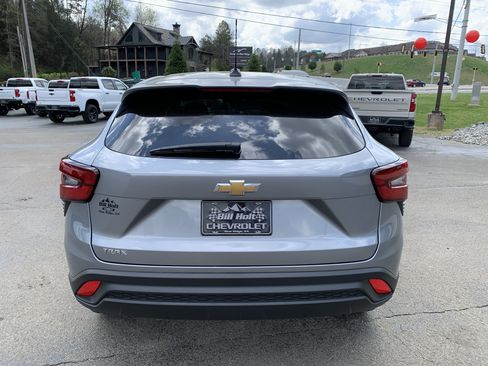 New 2026 Chevrolet Trax LS w/ LS Convenience Package FWD image 3