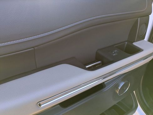 Used 2024 Ford Expedition Limited image 33