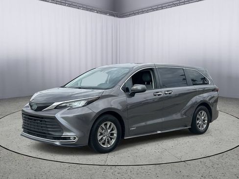 Used 2021 Toyota Sienna XLE FWD image 2