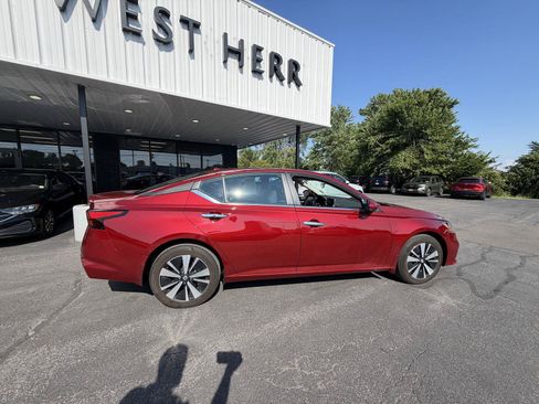 Used 2022 Nissan Altima 2.5 SV w/ SV Premium Package AWD/4WD image 9