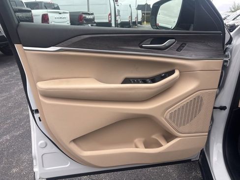 Used 2024 Jeep Grand Cherokee L Limited w/ Luxury Tech Group II image 15