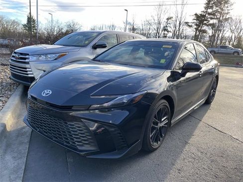 Used 2025 Toyota Camry SE image 1