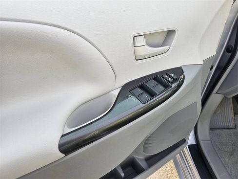 Used 2012 Toyota Sienna LE w/ Towing Pkg image 19