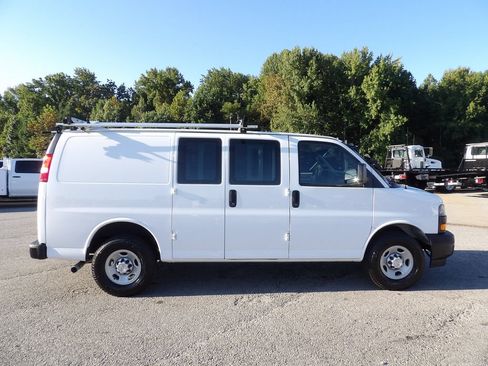 Used 2022 Chevrolet Express 2500 w/ Driver Convenience Package RWD image 9