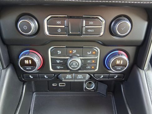 Used 2021 Chevrolet Suburban LT image 24