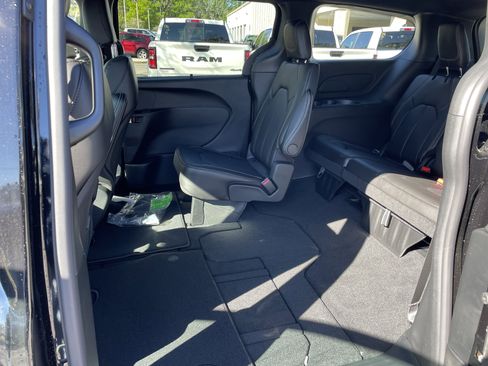 New 2026 Chrysler Pacifica Select image 30
