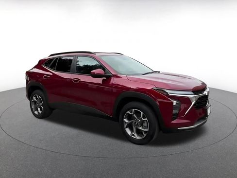 Used 2025 Chevrolet Trax LT image 2