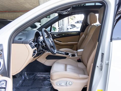 Certified 2026 Porsche Macan AWD/4WD image 30