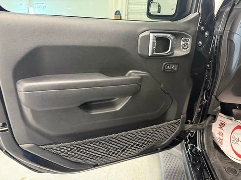 Used 2023 Jeep Gladiator Sport image 13