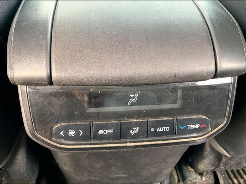 Used 2023 Toyota Highlander XLE AWD/4WD image 34