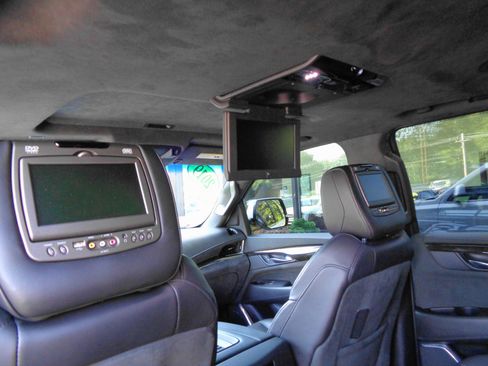 Used 2019 Cadillac Escalade ESV Platinum image 18