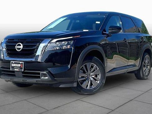 Certified 2025 Nissan Pathfinder S FWD image 1