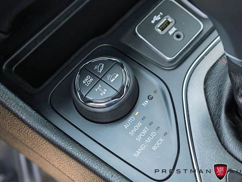 Used 2019 Jeep Cherokee Trailhawk w/ Comfort/Convenience Group AWD/4WD image 8