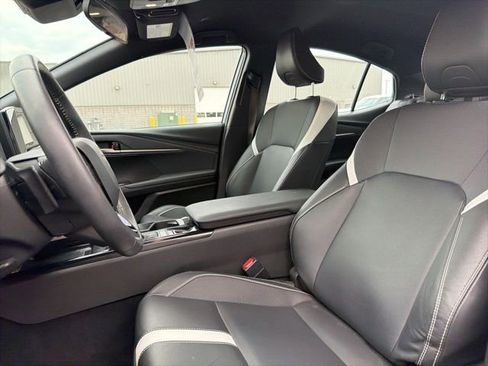 Used 2025 Toyota Camry SE image 11