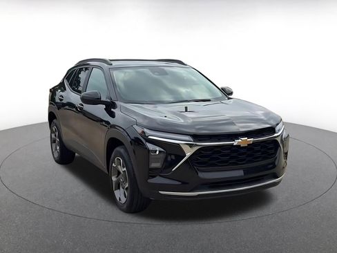 Used 2025 Chevrolet Trax LT w/ LT Convenience Package FWD image 3
