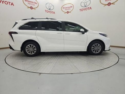 Used 2026 Toyota Sienna LE FWD image 3