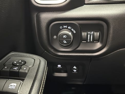 Used 2025 RAM 1500 Laramie w/ Sport Appearance Package AWD/4WD image 32