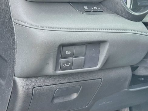 Used 2020 Toyota Highlander LE FWD image 11