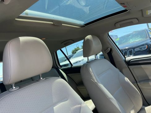 Used 2018 Volkswagen Golf SE FWD image 19