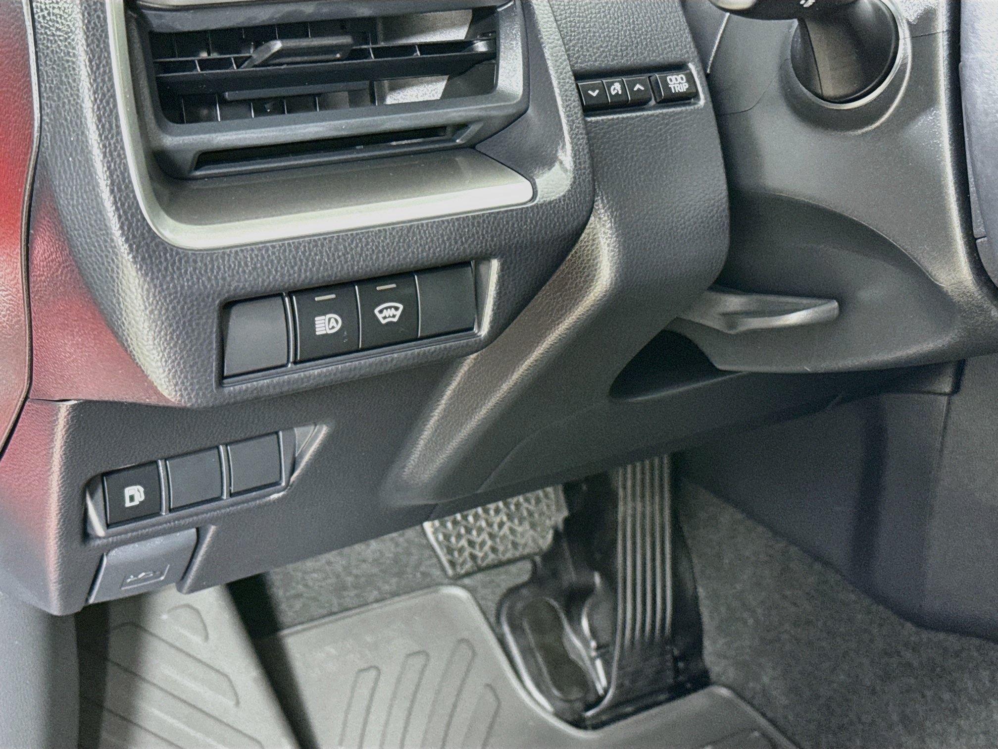 Certified 2025 Toyota Prius LE FWD image 12